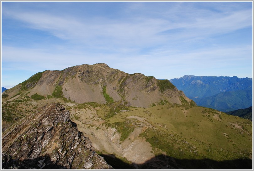 2012-07-12 07-02-48東峰稜線上看南湖大山.JPG